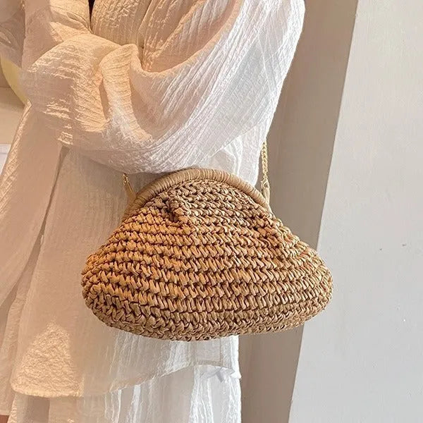 Shell-shaped straw shoulder bag for women with chain strap accents in beige colour