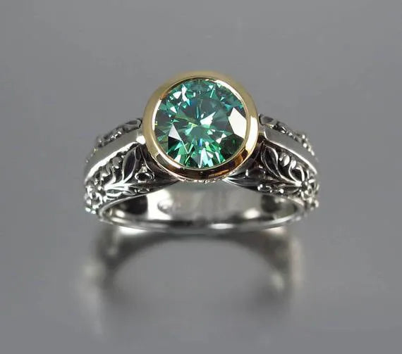 Flower-shaped gold-plated vintage ring with green gemstone and colour separation design on finger