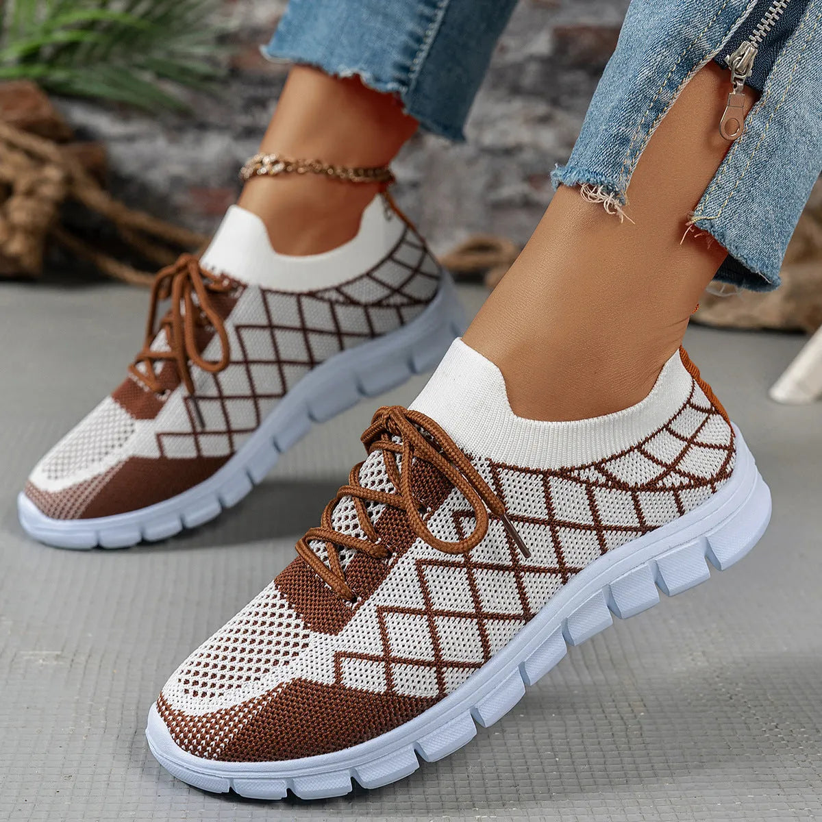 Colourblock plaid flyknit sneakers with mesh upper, lace-up closure, round toe, flat heel, women's casual walking shoes