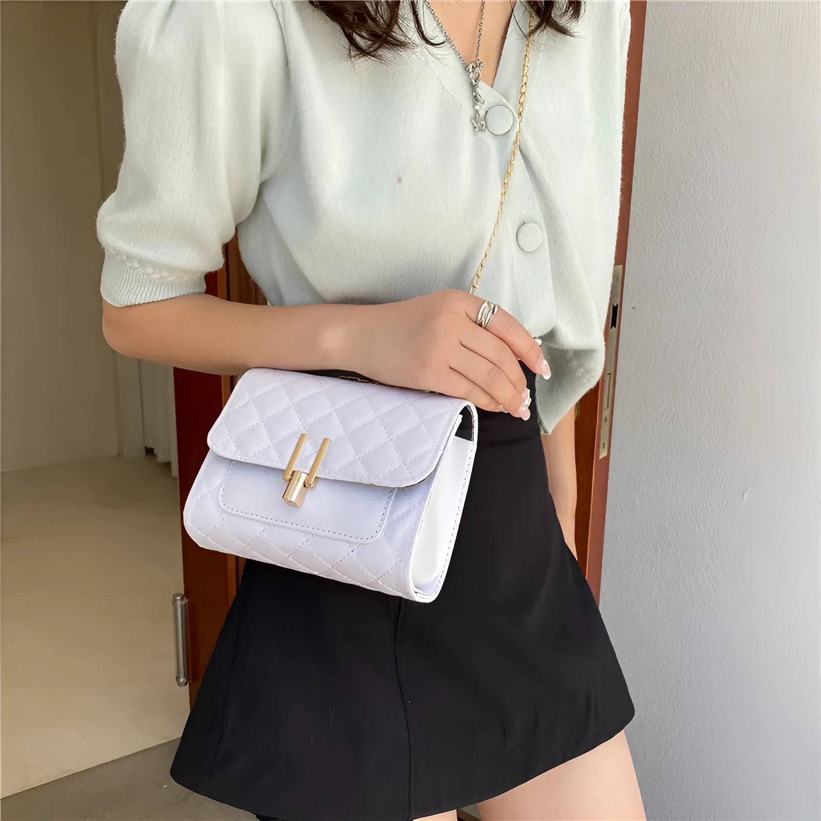 Women's crossbody bag with diamond lattice pattern and chain strap in black colour