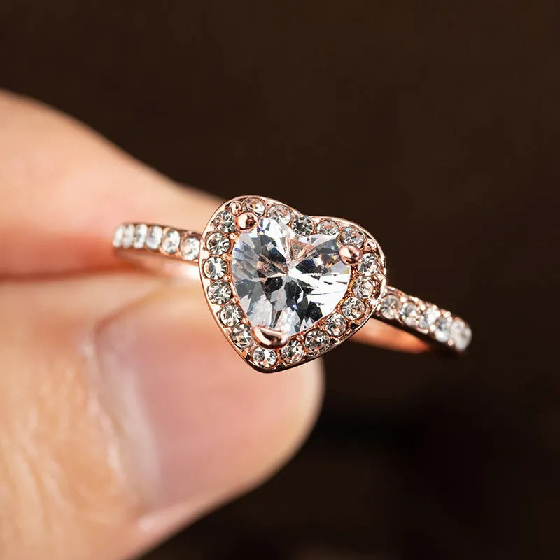 Heart-shaped women's wedding ring with crystal centrepiece in rose gold finish