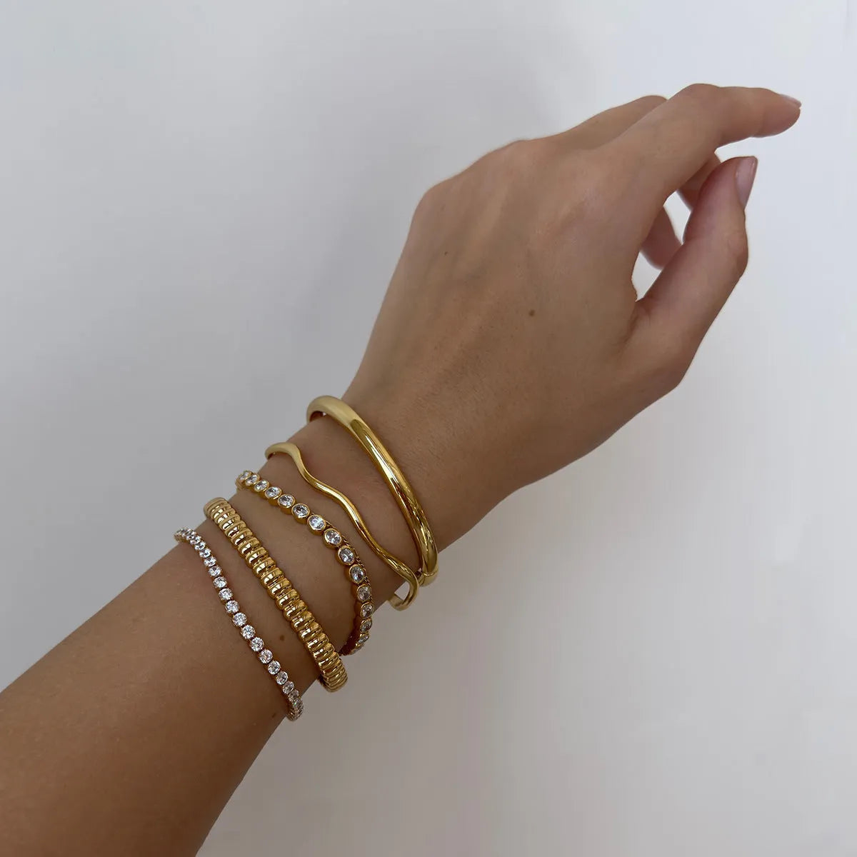 Stainless steel women's bracelet with electroplated finish in European and American style