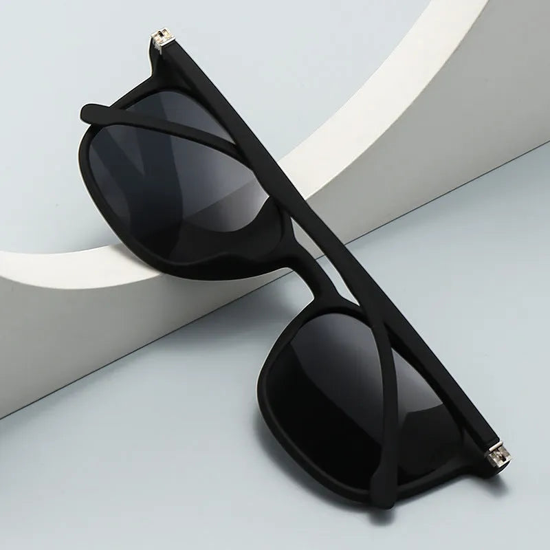 Men's polarised sunglasses with a PC frame and elastic paint surface, showing UV400 protection.