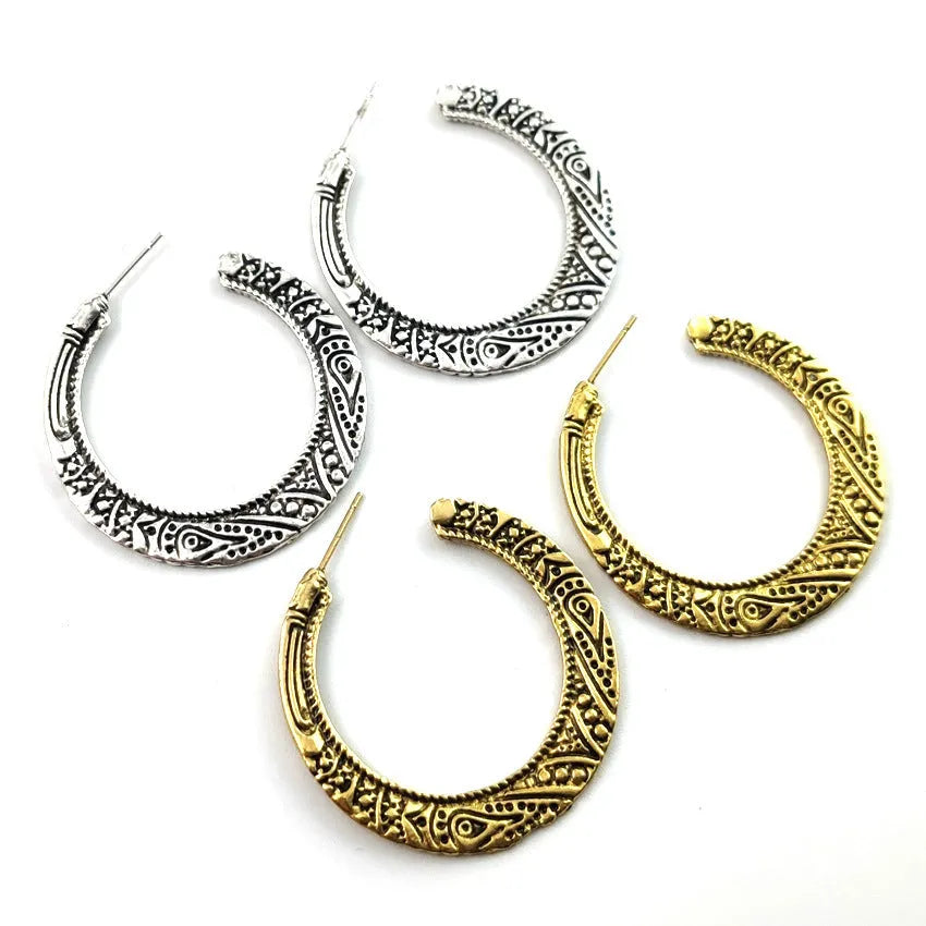 Vintage bronze alloy C-shaped earrings with engraved design for pierced ears