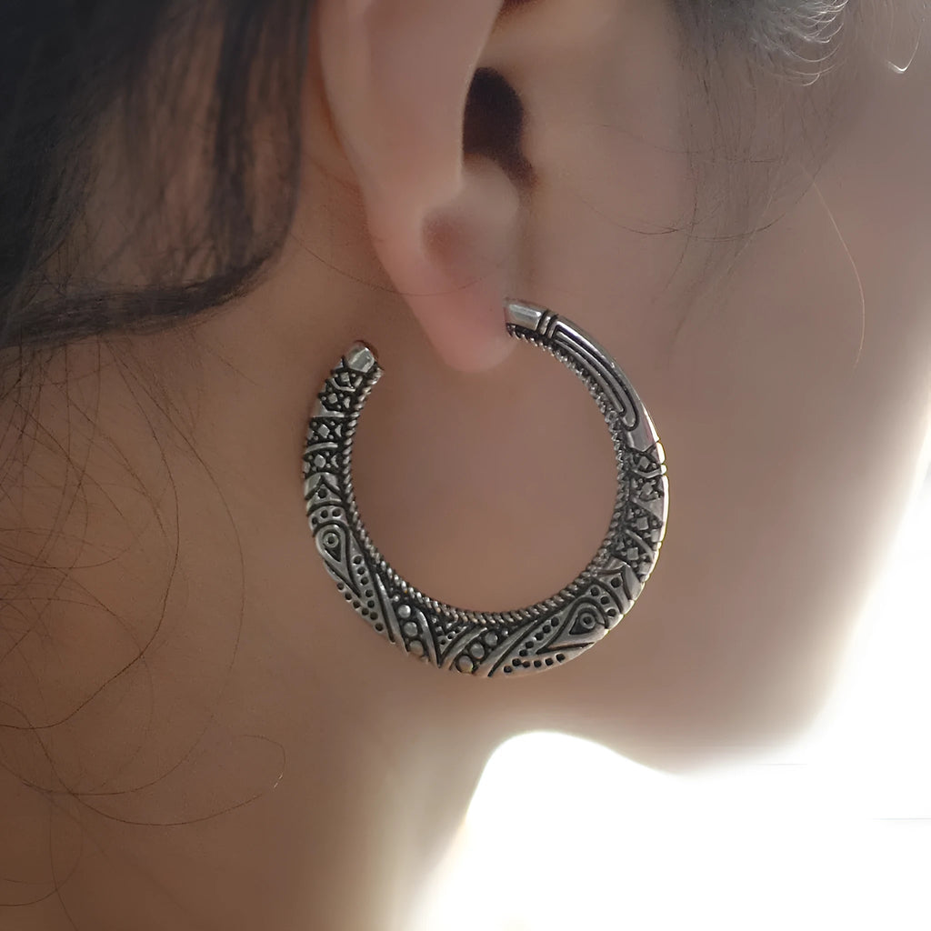 Vintage bronze alloy C-shaped earrings with engraved design for pierced ears