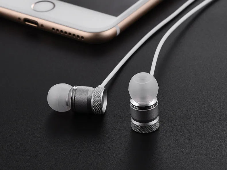 In-ear music video headphones with TPE construction, 32 ohm impedance and 10 mm horn diameter in black, gold, pink or silver