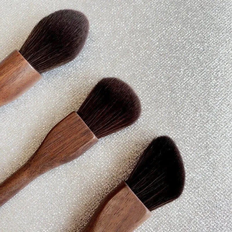 Handmade makeup brush with walnut handle and soft man-made fibre hair, 17.8 cm to 19.8 cm, for blush highlight and contour powder