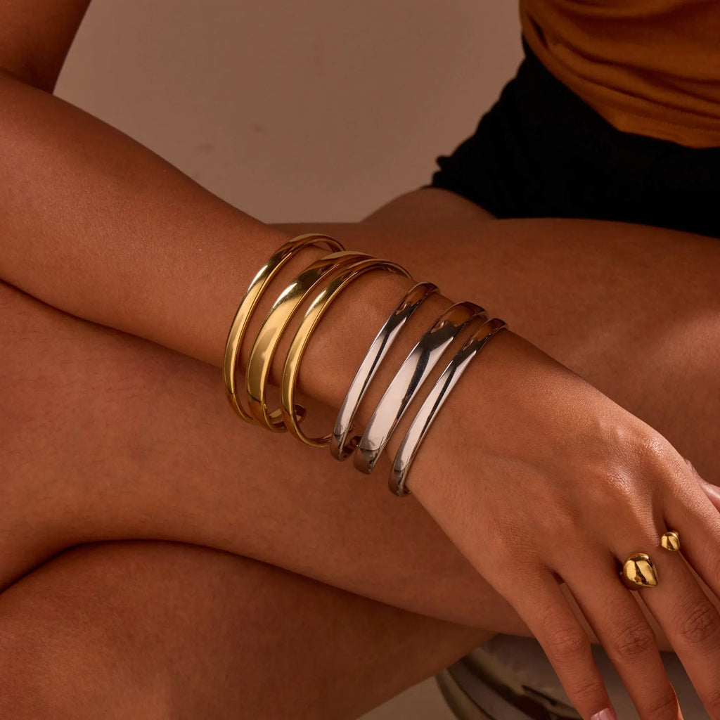 Stainless steel women's bracelet with a simple opening clasp in gold or steel colour.