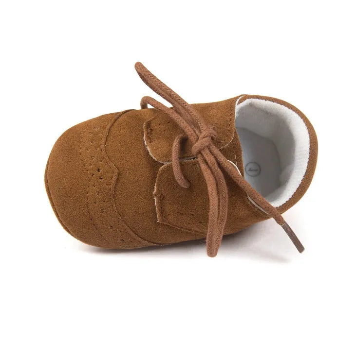 Vintage style baby soft-soled walking shoes in synthetic leather available in four colours