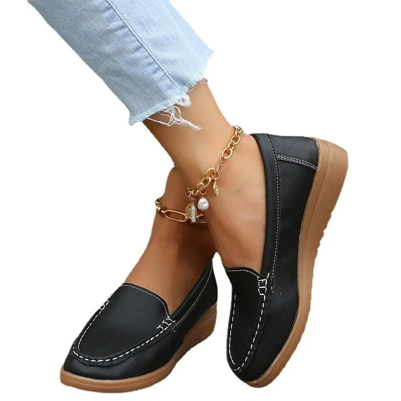 Women's flat loafers in PU leather with round toe and rubber sole, shown in assorted colours.