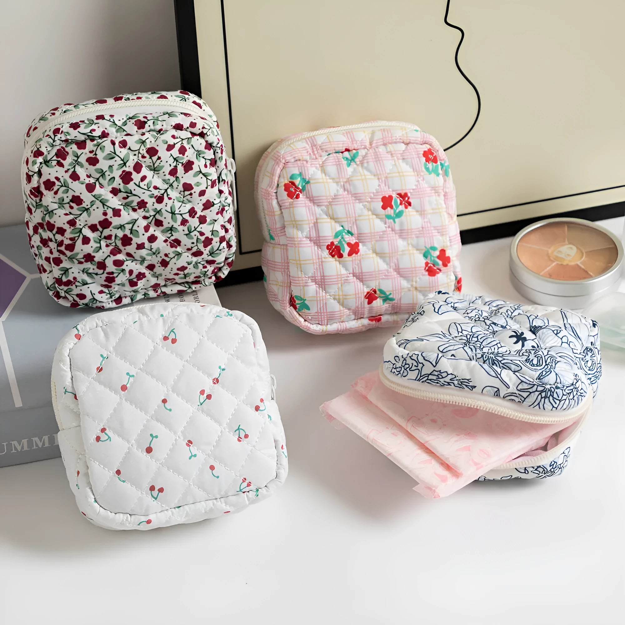 Women's key storage wallet with floral patterns in breathable polyester material