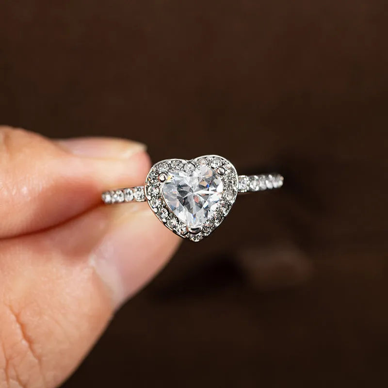 Heart-shaped women's wedding ring with crystal centrepiece in rose gold finish