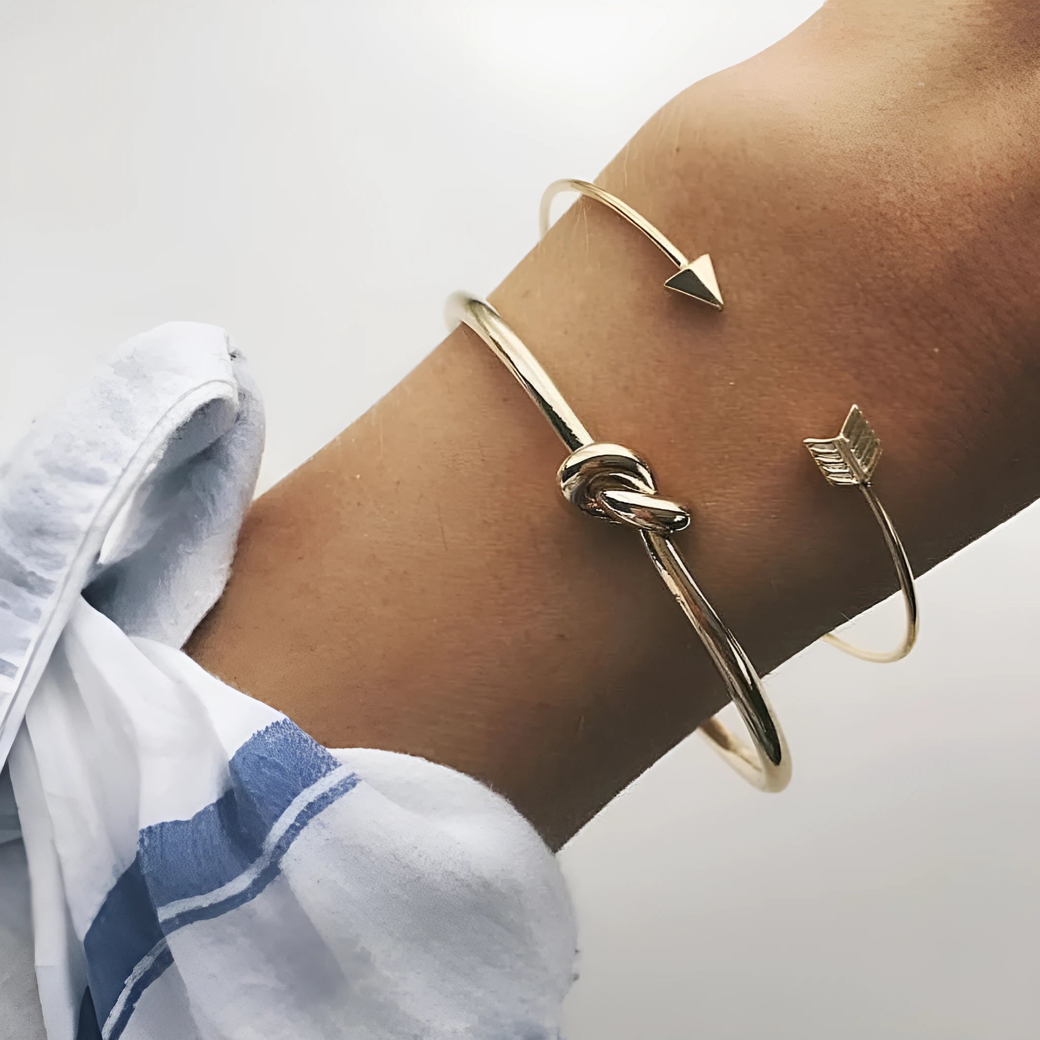 Gold-coloured women's vintage cuff bracelet with arrow and knot design in electroplated alloy