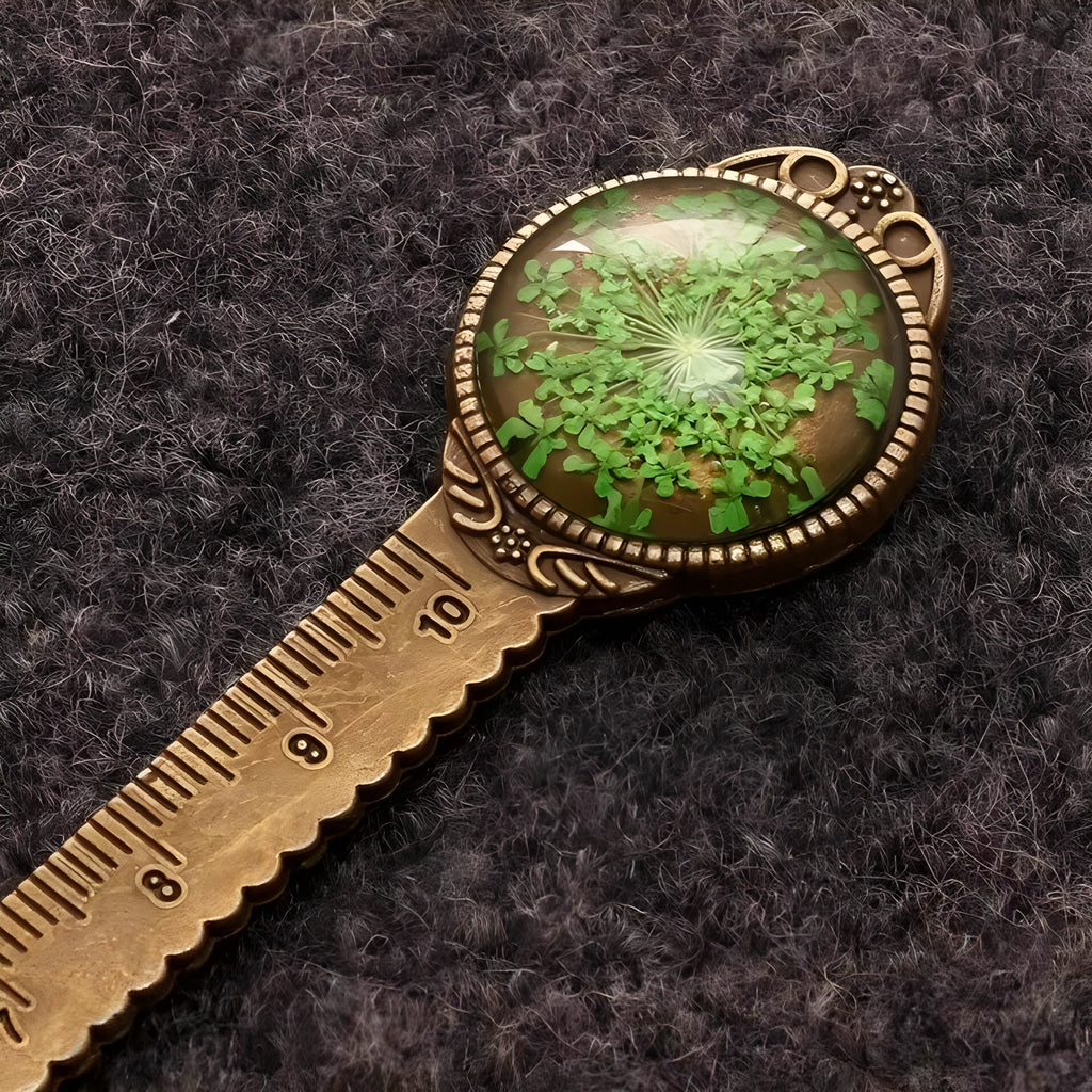 Handmade dried gypsophila flower bookmark ruler with lace flowers and four-leaf clover design