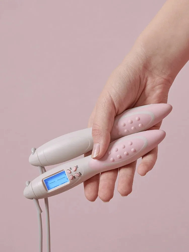Electronic counting skipping rope with silicone material and counter display