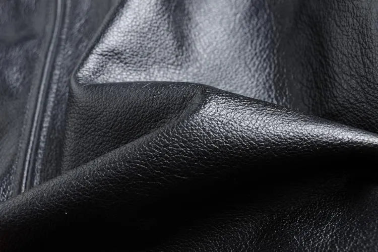 Men's short slim black leather jacket in first layer cowhide with lapel collar and zipper placket, sizes M and L.