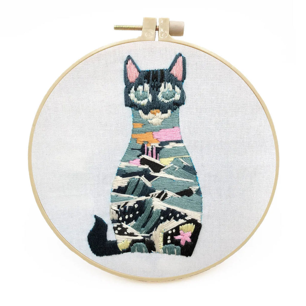 DIY three-dimensional cat embroidery kit for beginners with cotton fabric, threads, and a 15cm hoop.