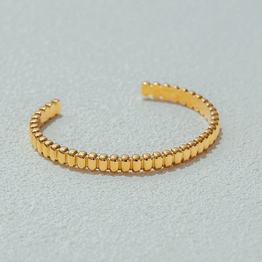 Stainless steel women's bracelet with electroplated finish in European and American style