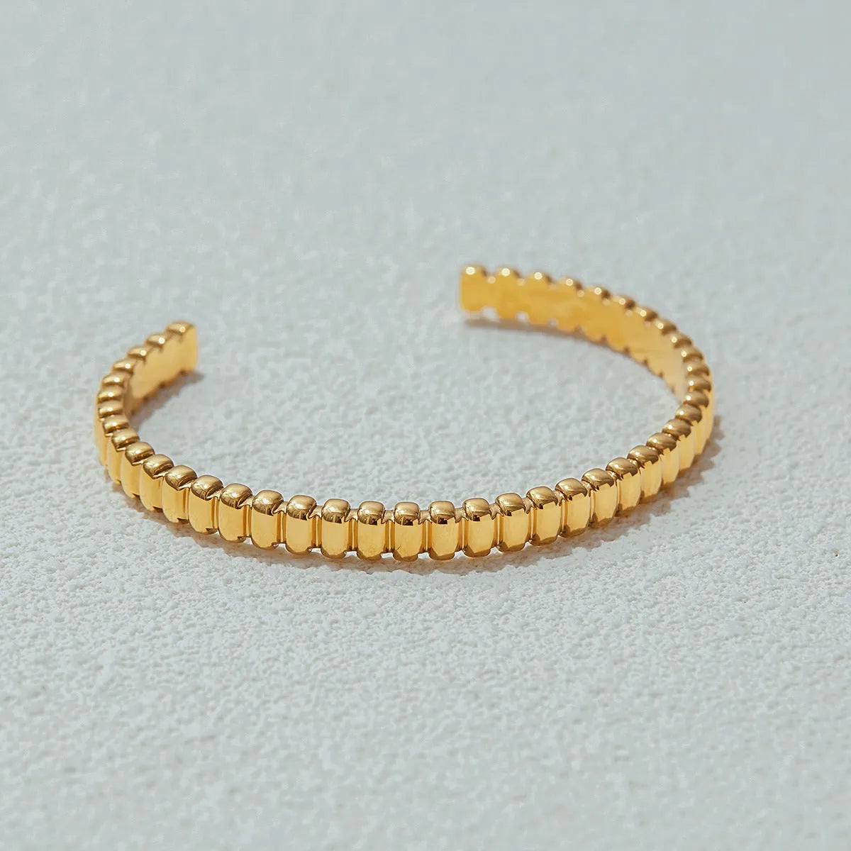 Stainless steel women's bracelet with electroplated finish in European and American style