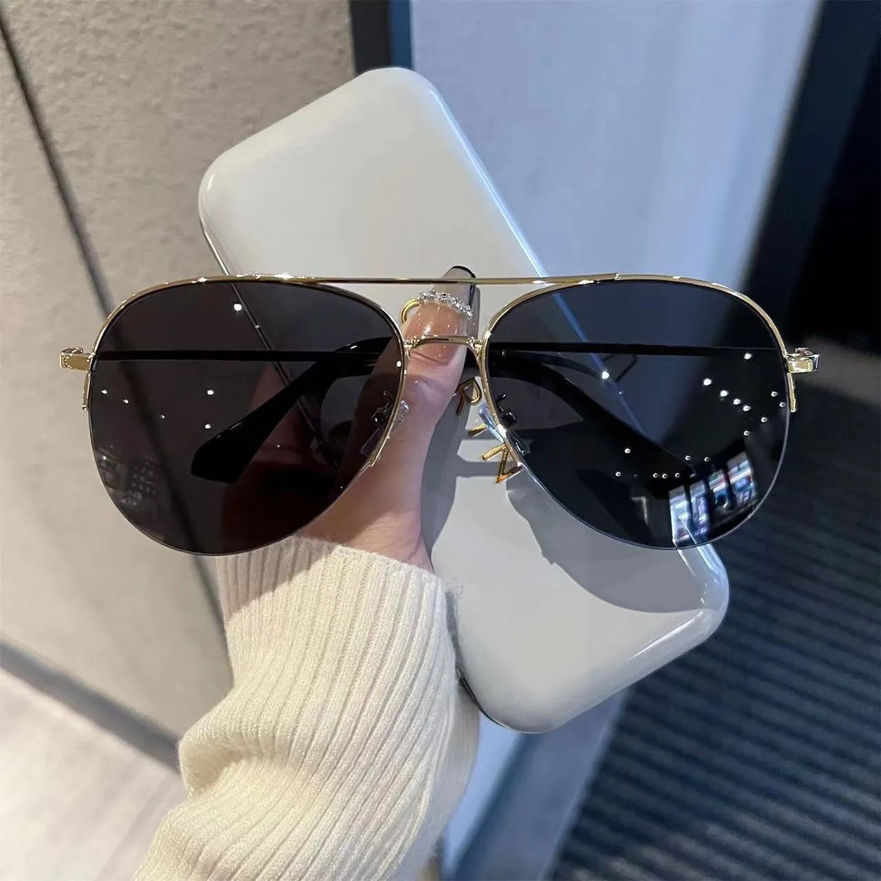 Metal frame aviator sunglasses with UV protection resin lenses in multiple colour options