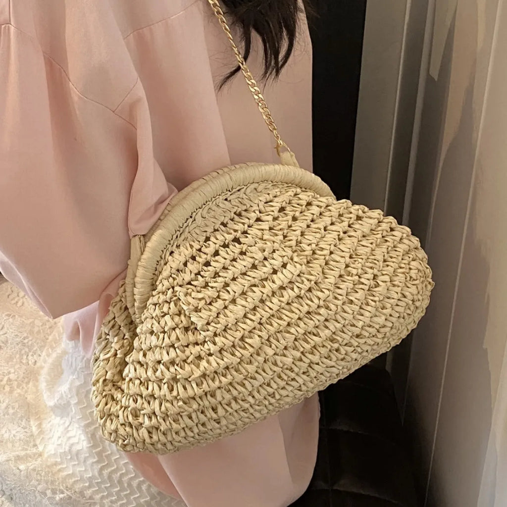 Shell-shaped straw shoulder bag for women with chain strap accents in beige colour