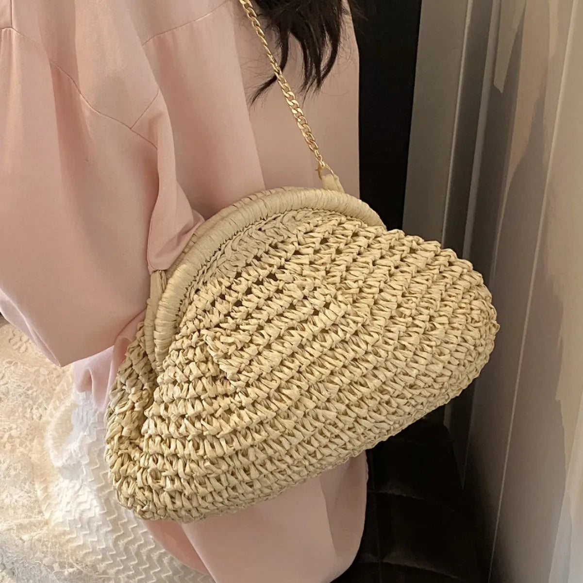 Shell-shaped straw shoulder bag for women with chain strap accents in beige colour