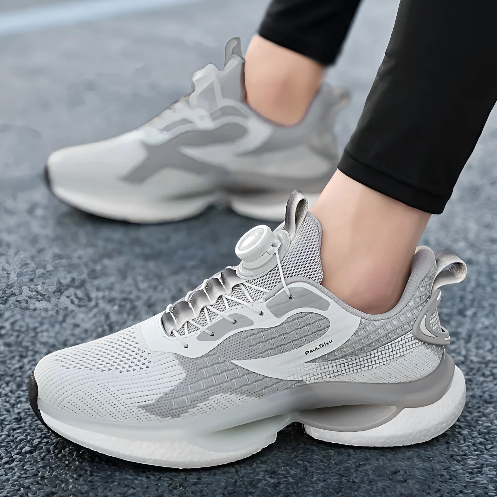 Men's white rotating button buckle running shoes with breathable mesh upper and low-top design