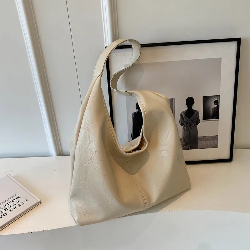 Casual soft PU leather large capacity shoulder bag in street style with sandwich pocket.