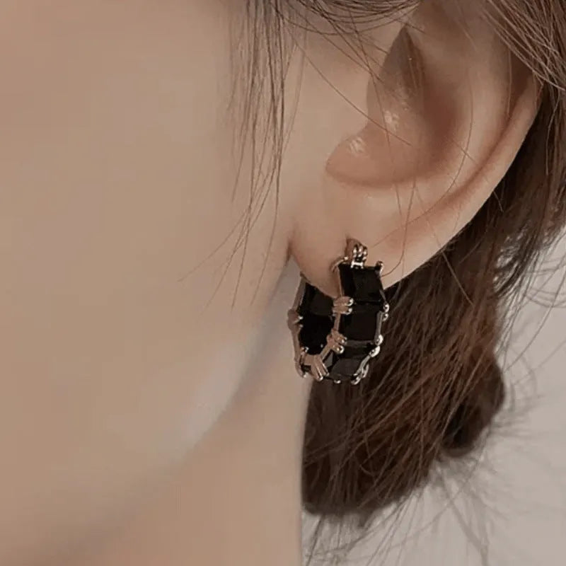 Geometric U-shaped women's earrings with zirconium stones and gold-plated copper construction