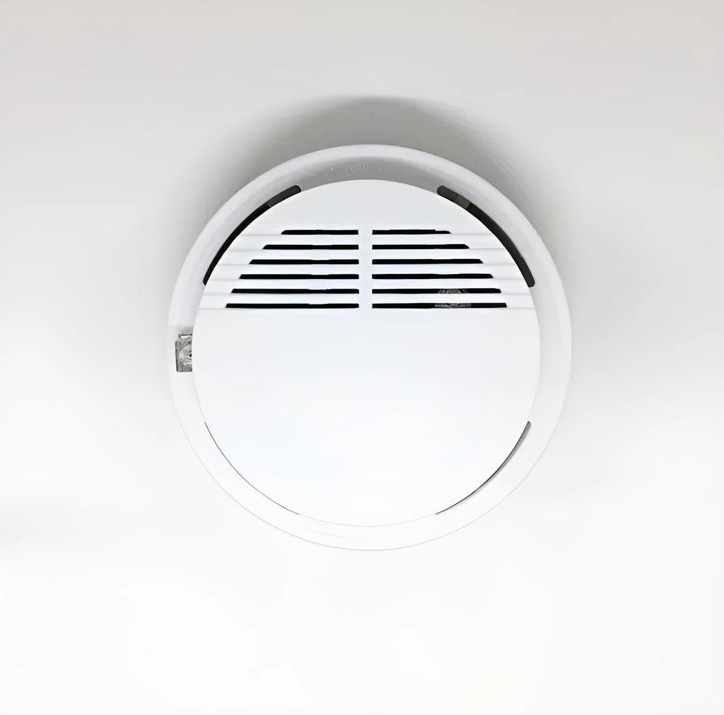 White SS-168 ceiling-mounted household smoke alarm with sound and light alarm