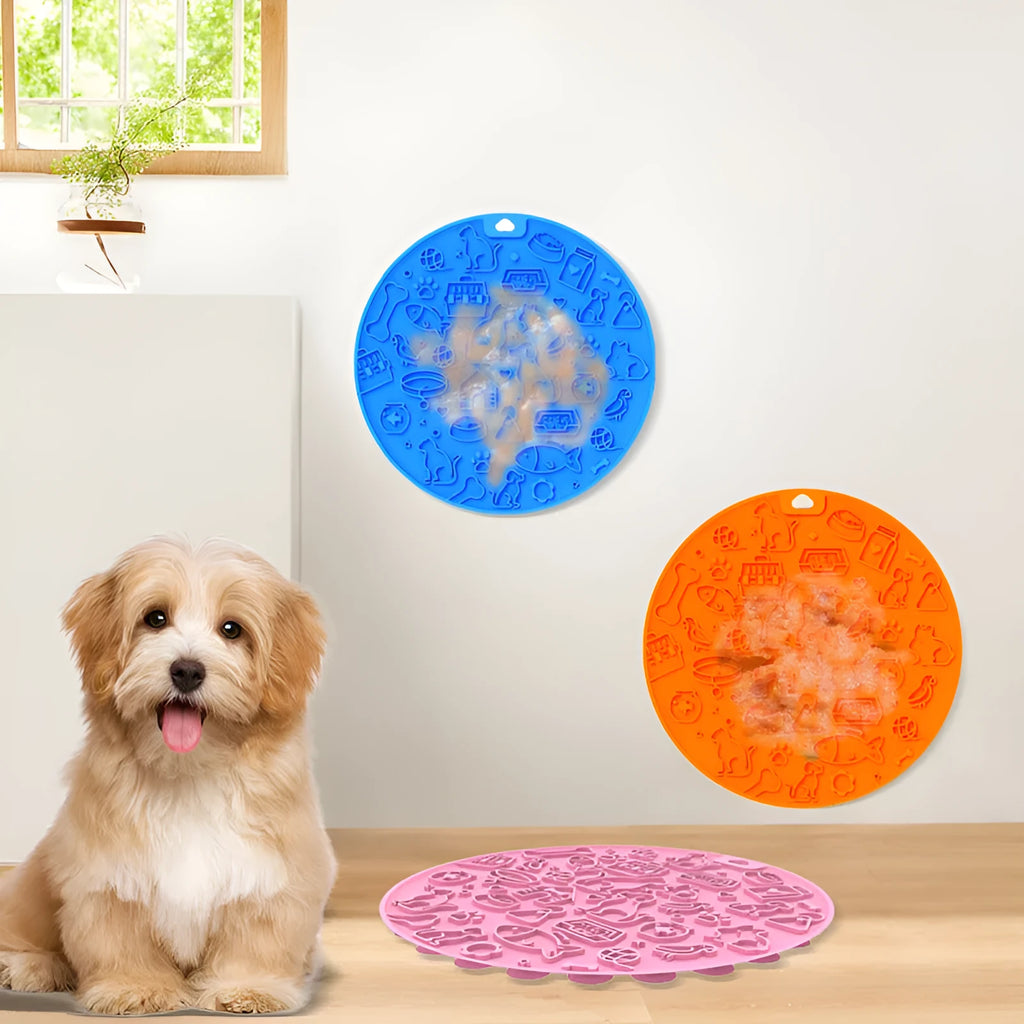 Round silicone pet licking mat with suction cup in various colours for dogs and cats