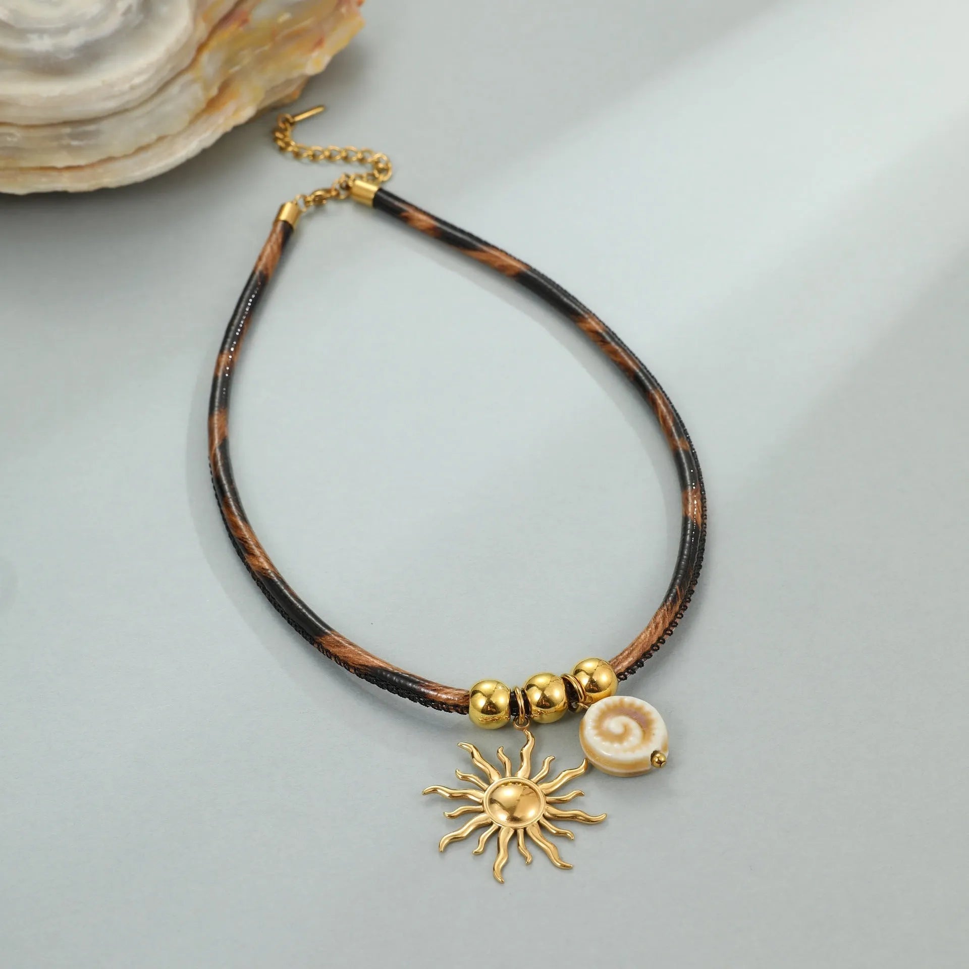 Geometric leopard pendant necklace in 18K gold electroplated stainless steel with adjustable chain