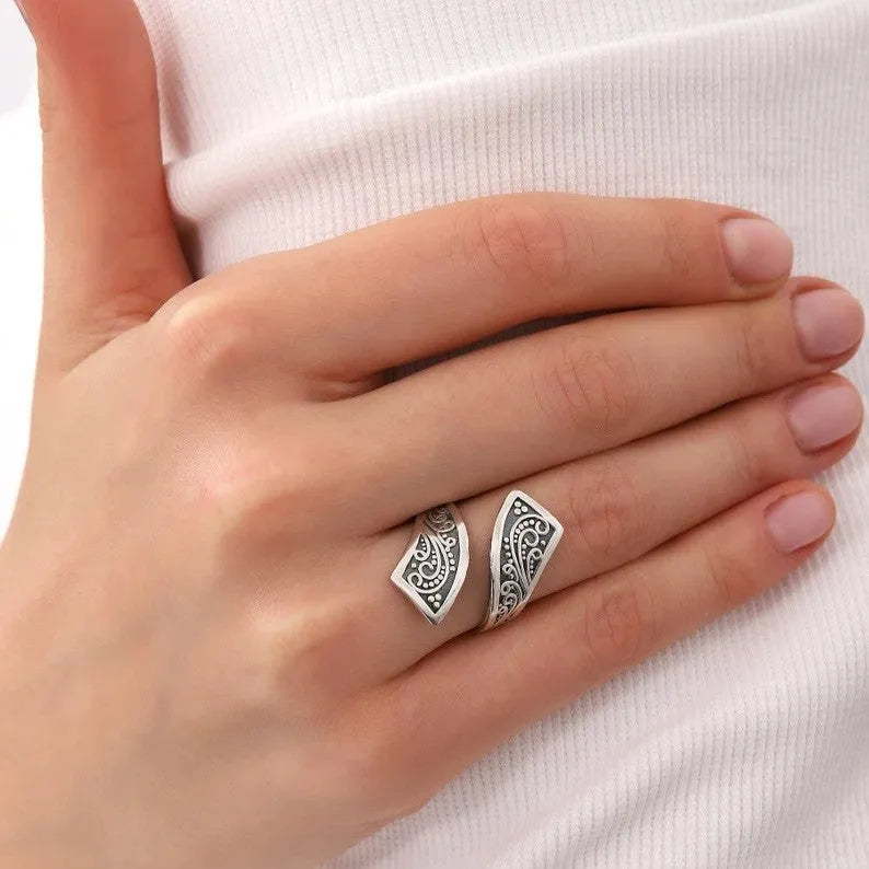 Adjustable opening silver alloy women's ring with electroplated finish