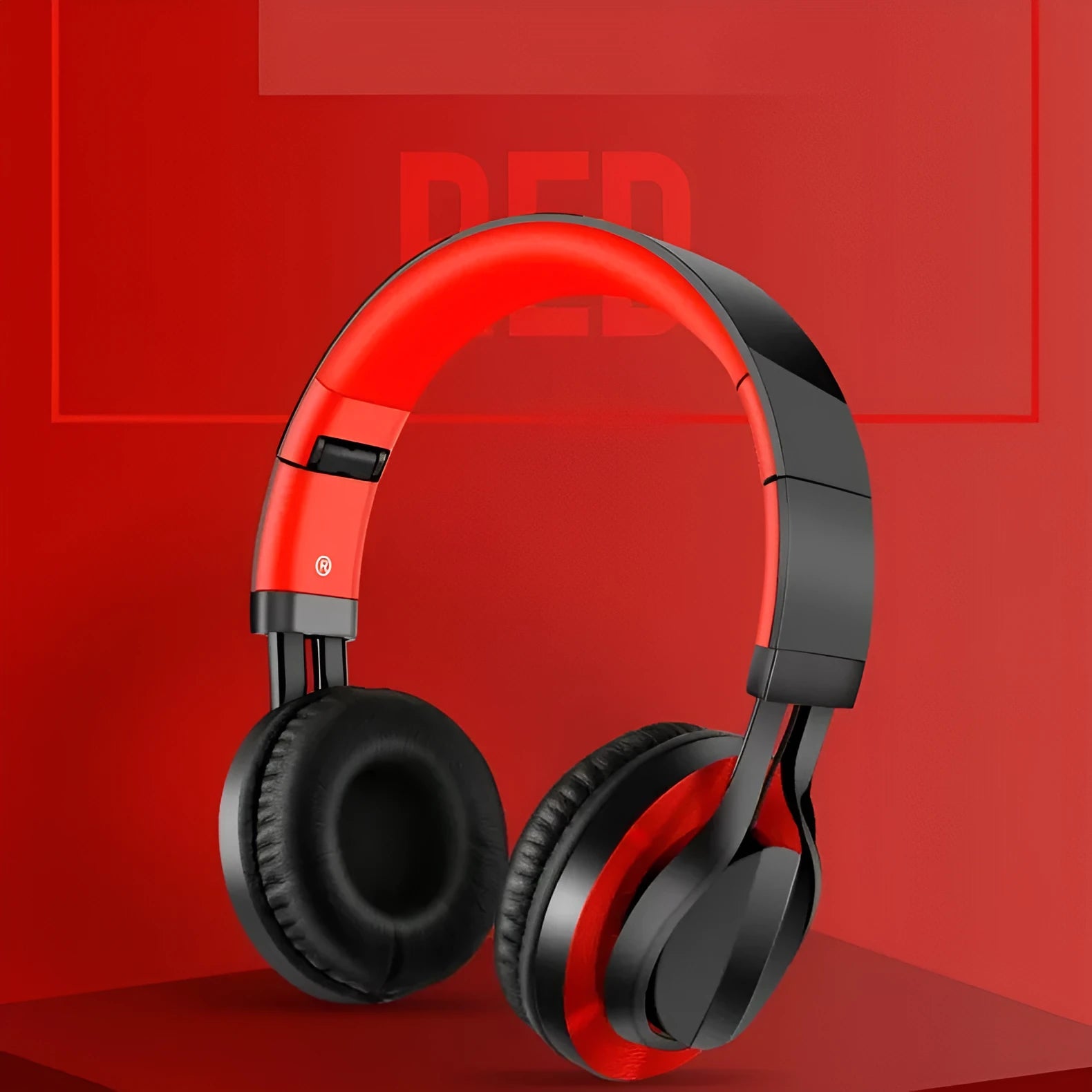 Black wired over-ear headphones with microphone and 3.5mm plug on a 1.5m cable.
