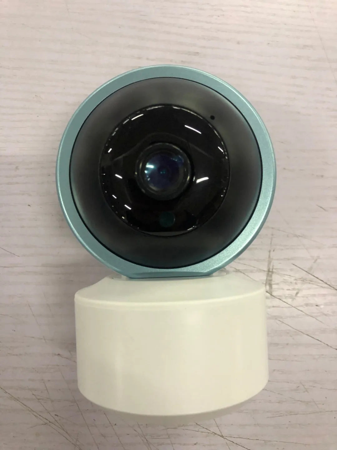 Indoor 360 degree wifi security camera with ABS housing showing rotation capability