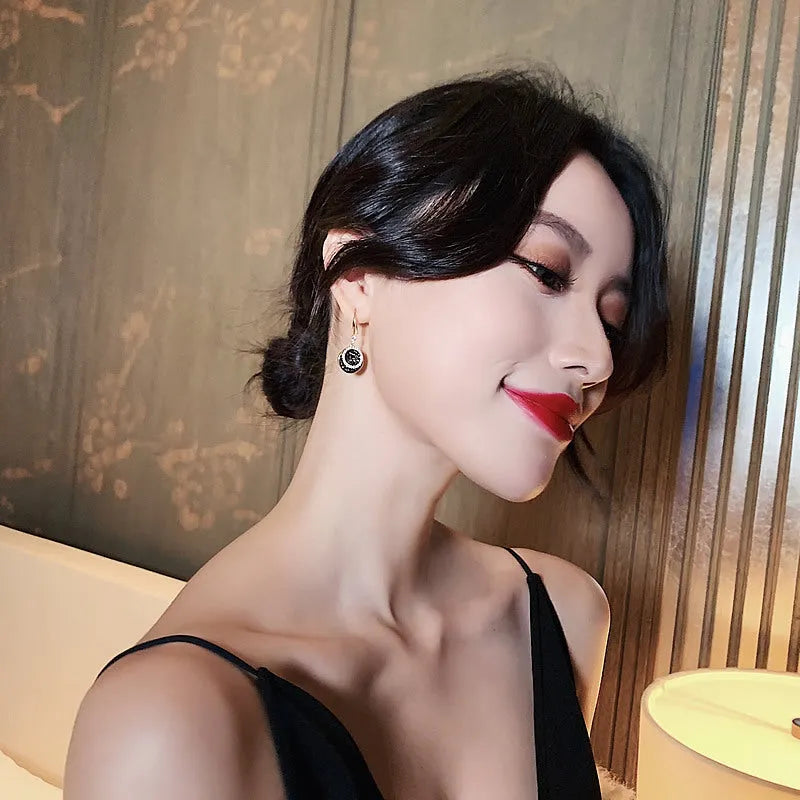 Black geometric round piece alloy earrings with retro Hong Kong style, 3.6cm length