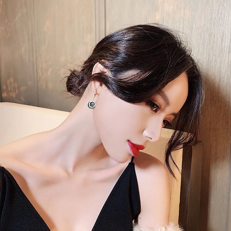Black geometric round piece alloy earrings with retro Hong Kong style, 3.6cm length