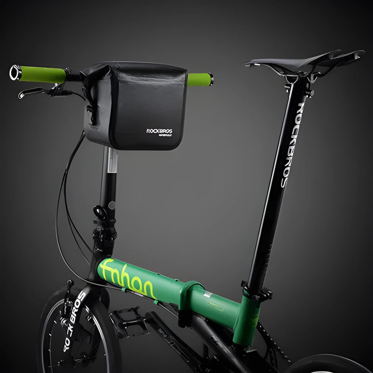 Black bicycle front bag 22x18x11cm in 840D nylon and waterproof fabric with reflective detail