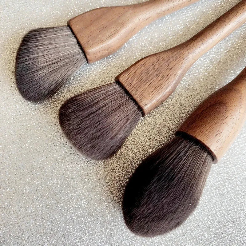 Handmade makeup brush with walnut handle and soft man-made fibre hair, 17.8 cm to 19.8 cm, for blush highlight and contour powder