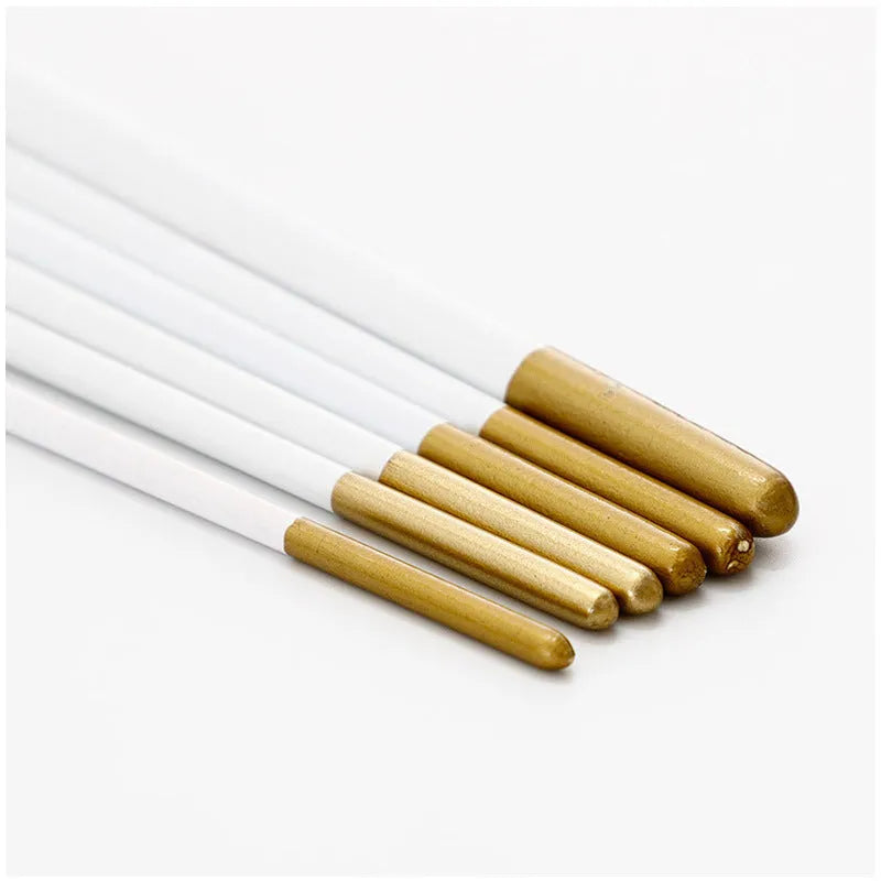 Set of six wooden-handle artist brushes with aluminium ferrules for watercolour and acrylic paint.