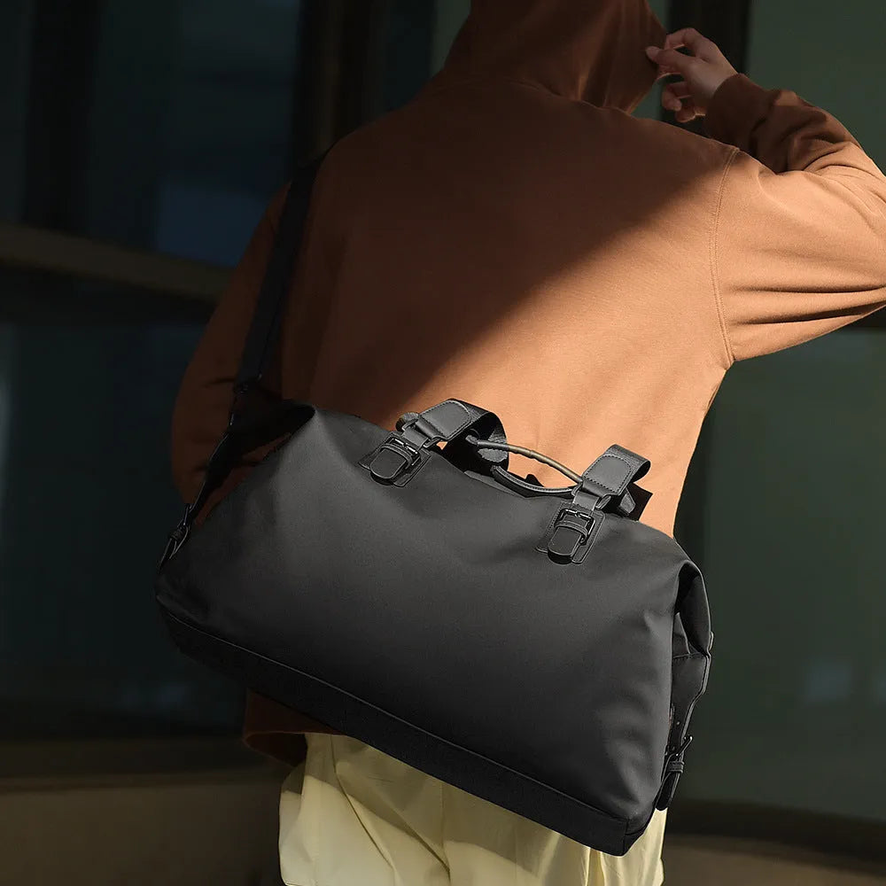 Leisure travel bag in solid colour with polyester lining and sewing line detail