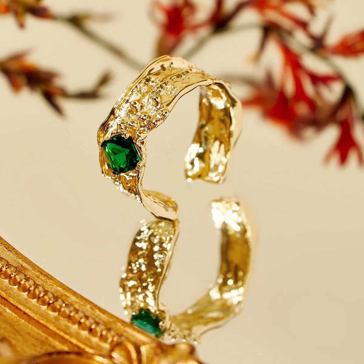 Irregular zircon ring with geometric copper base, adjustable open mouth, white golden-becarite colour