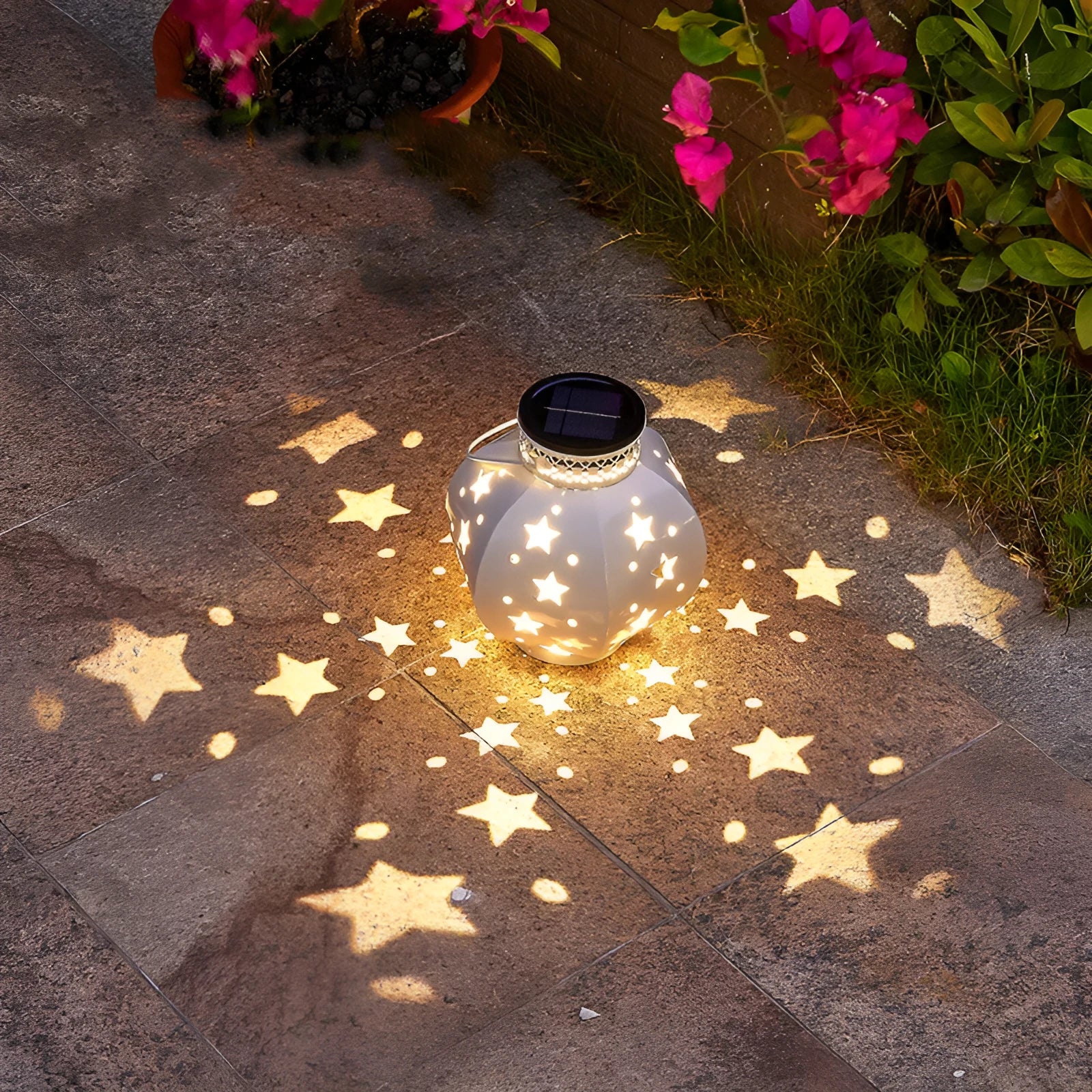 Solar powered night light with European style aluminum body in dark blue for courtyard garden use