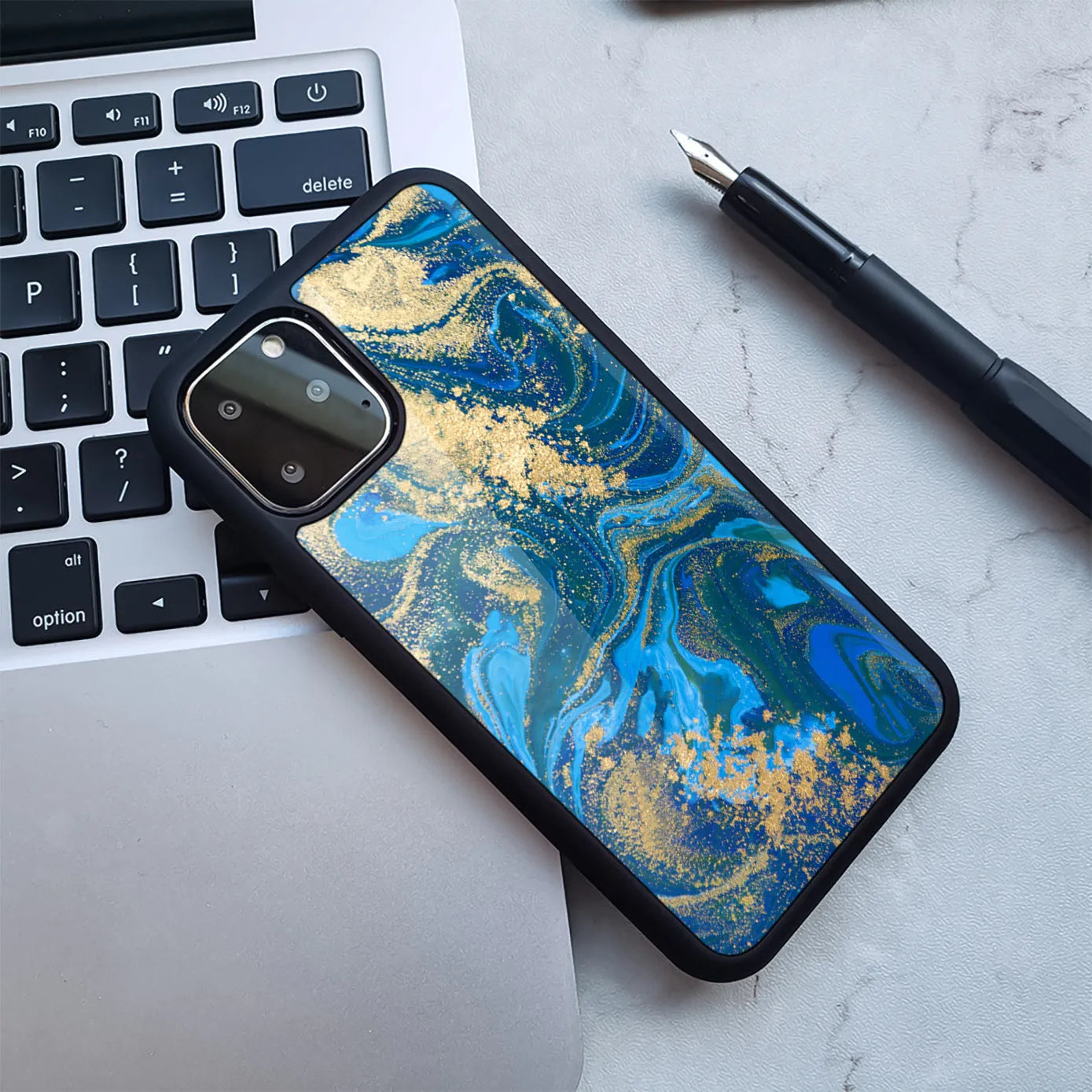 Marbled pattern Huawei smartphone case in TPU and PC materials showing colour variations
