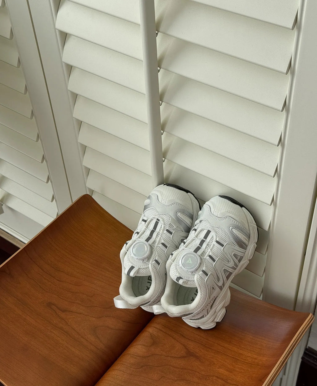 Girls casual shoes in beige with PU leather and mesh upper.