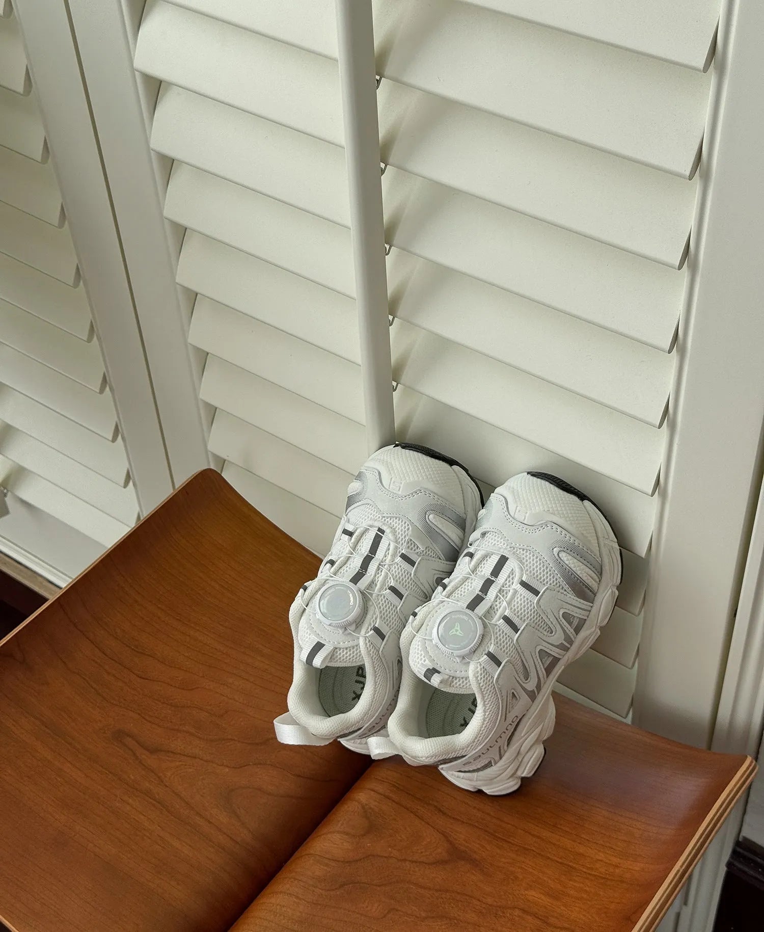 Girls casual shoes in beige with PU leather and mesh upper.