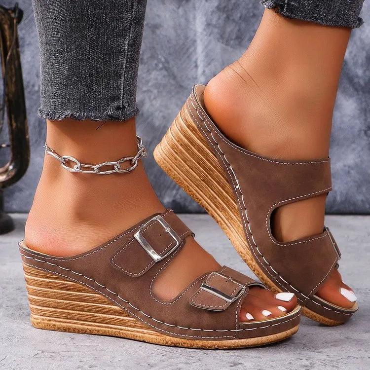 Women's creamy-white wedge slippers with a decorative outer buckle on the PU upper and a rubber sole.