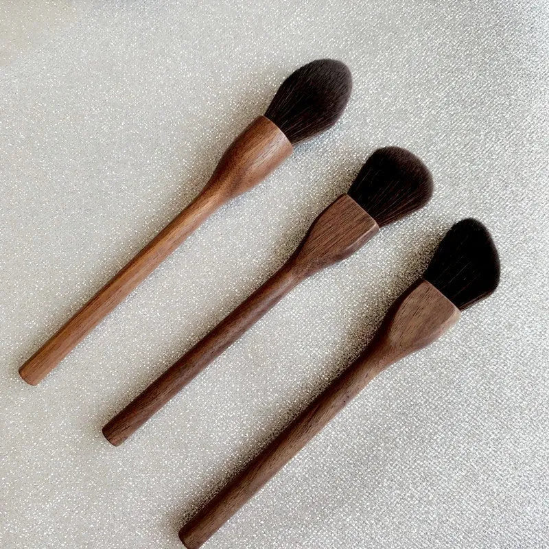 Handmade makeup brush with walnut handle and soft man-made fibre hair, 17.8 cm to 19.8 cm, for blush highlight and contour powder