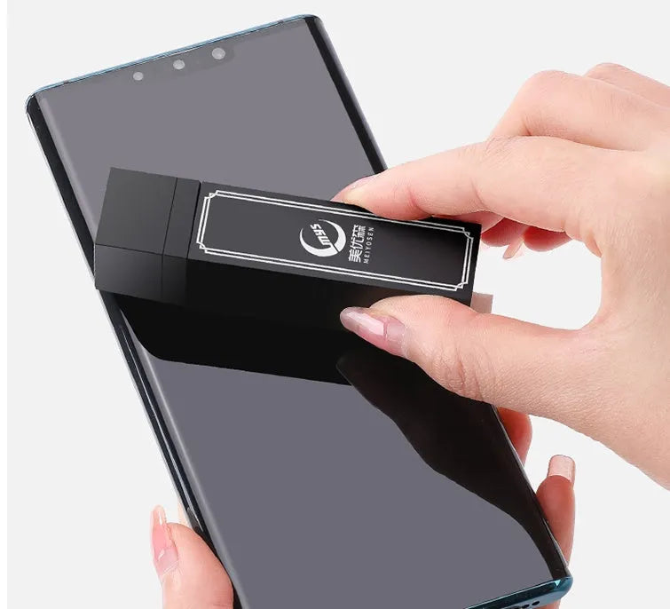 A portable pack of 40 black disposable screen cleaning wipes for mobile phones and tablets.