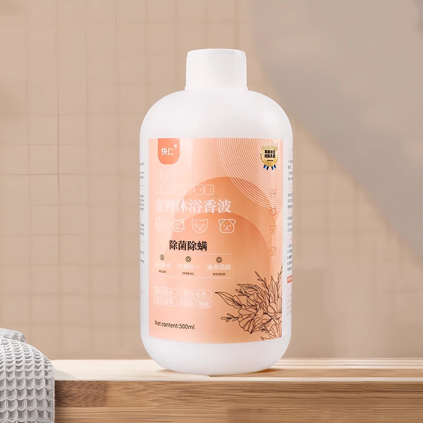 500ml bottle of antibacterial anti-mite pet shower gel with deodorising and anti-itching properties